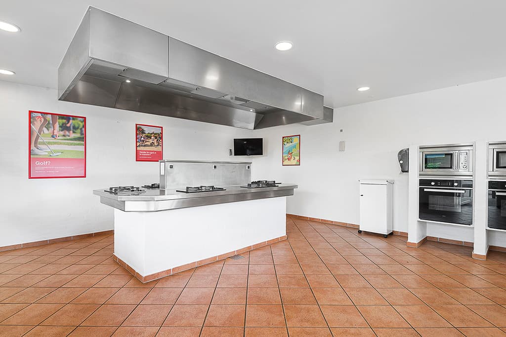 Familievenligt servicehus på First Camp Frigård med køkken og vaskemaskiner