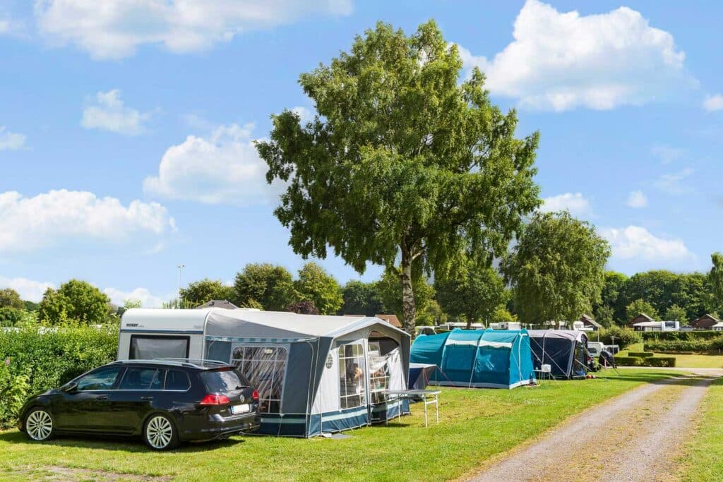 Udsigt over campingområdet i Frigård med faciliteter til både telte, autocampere og campingvogne