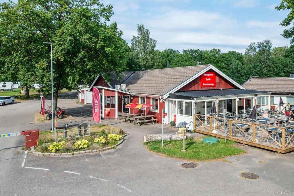 Välkommen till First Camp Ekudden - Mariestad, en mysig campingplats för dig med husvagn, husbil eller tält.