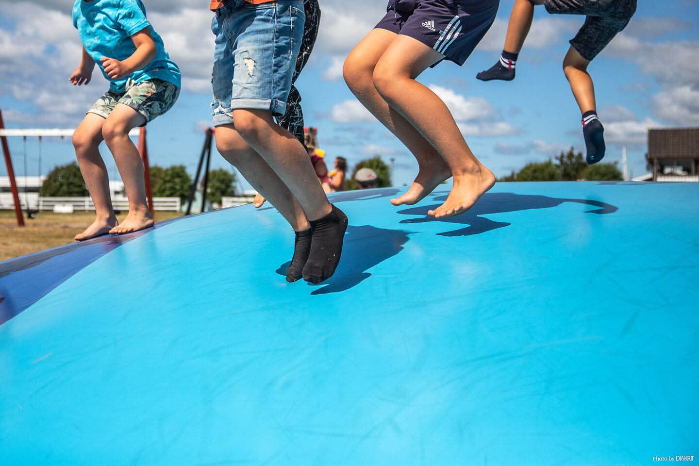 Kinderen spelen in het Sommerpark Beitostølen met verschillende activiteiten