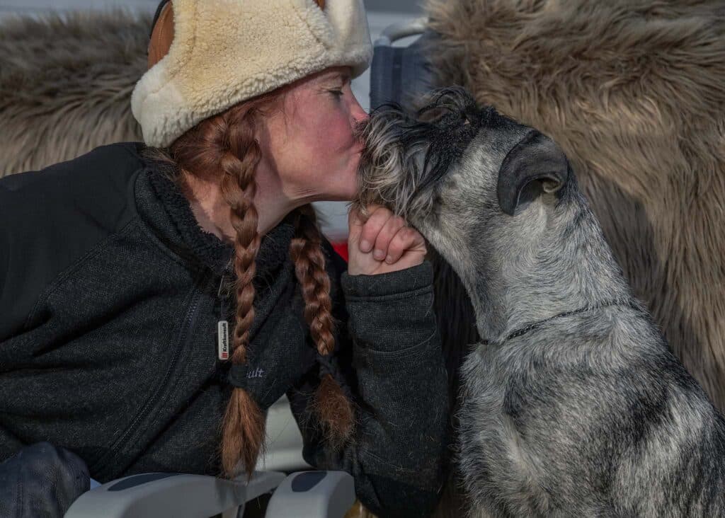 Hund och ägare i vinter landskap vid First Camp Lugnet - Falun