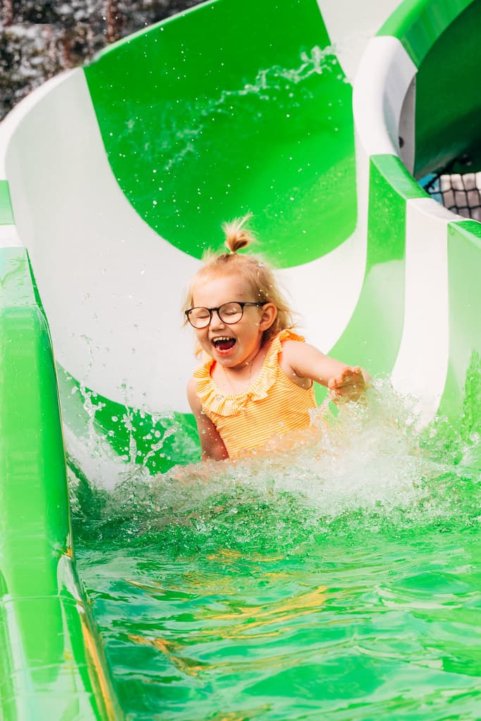 Bö Sommarland - Barn som åker vattensrutschkana