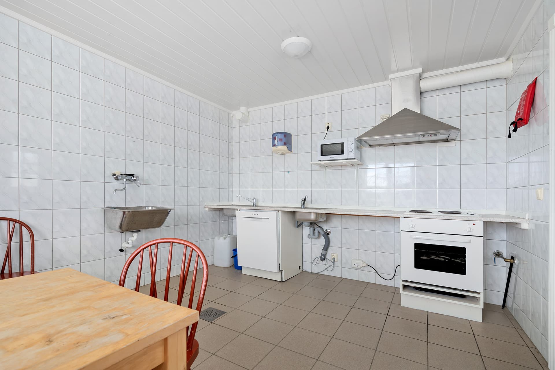 Modern servicegebouw met toiletten, douches en faciliteiten