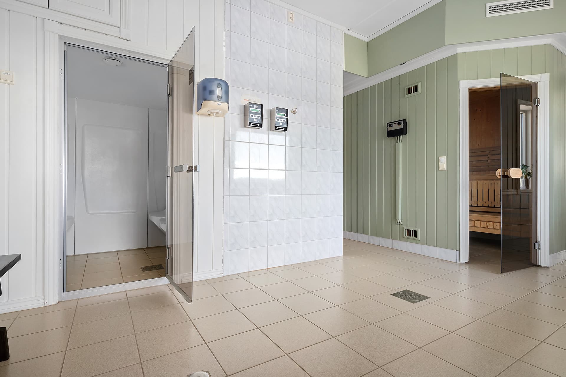 Goed uitgerust servicegebouw met keuken en wasfaciliteiten