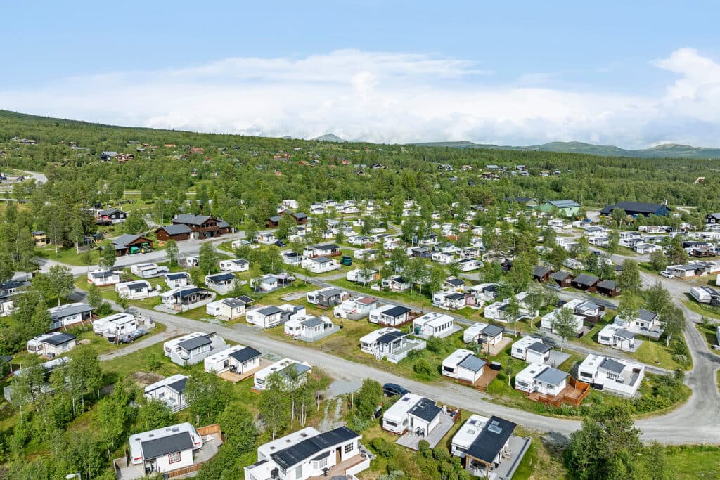 Seizoensplaats in Beitostølen met caravan in bergachtige omgeving
