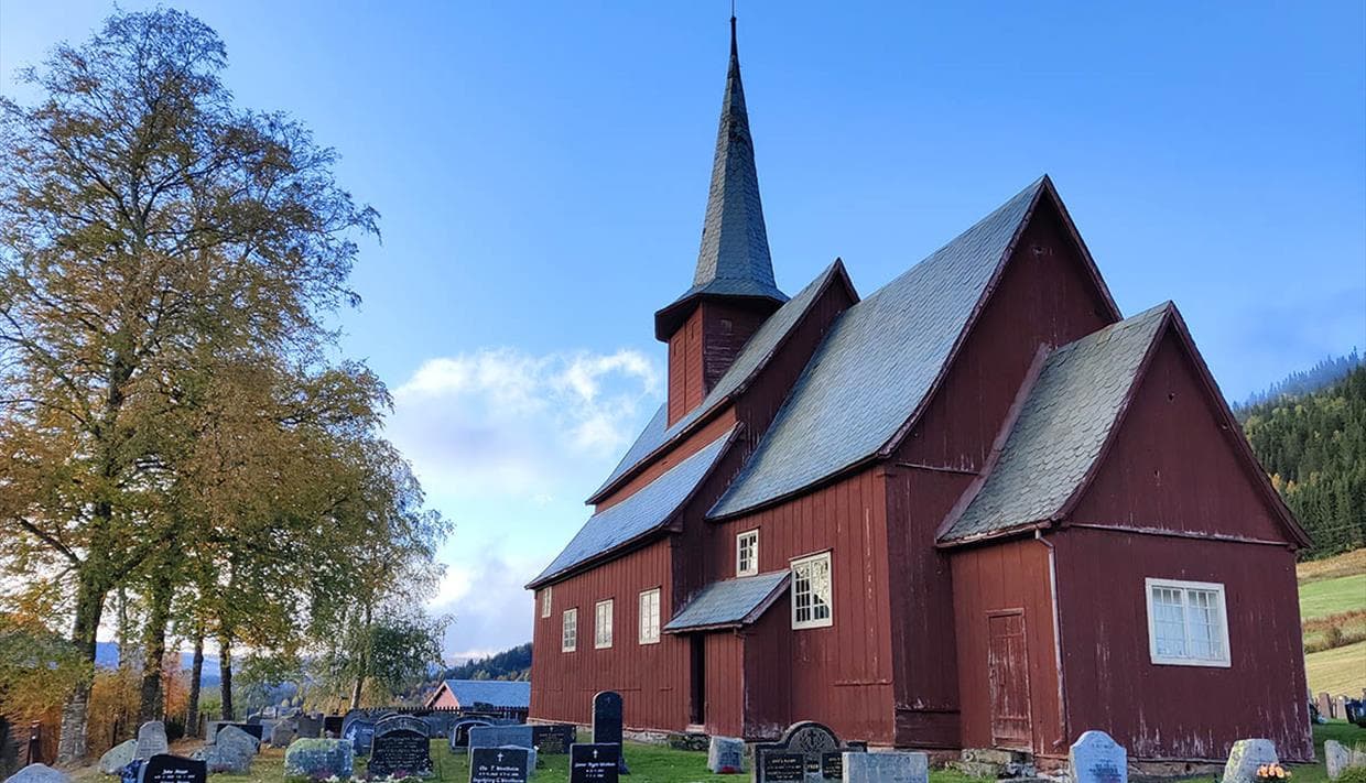 Hegge staafkerk in Valdres bij Beitostølen omringd door natuur