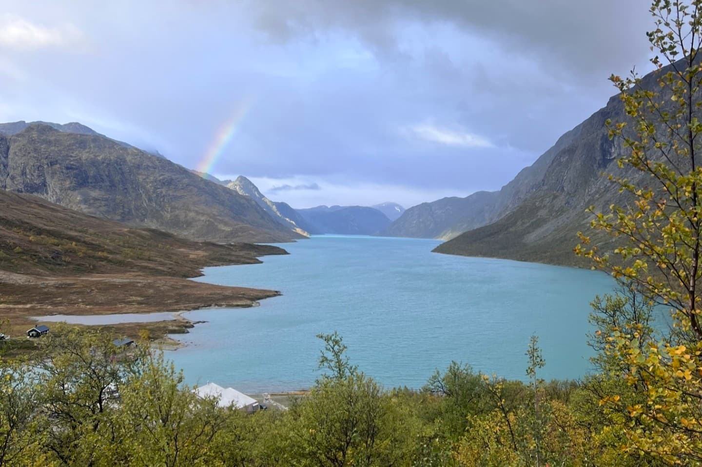 Boot op het meer Bygdin in Jotunheimen bij Beitostølen met bergpanorama