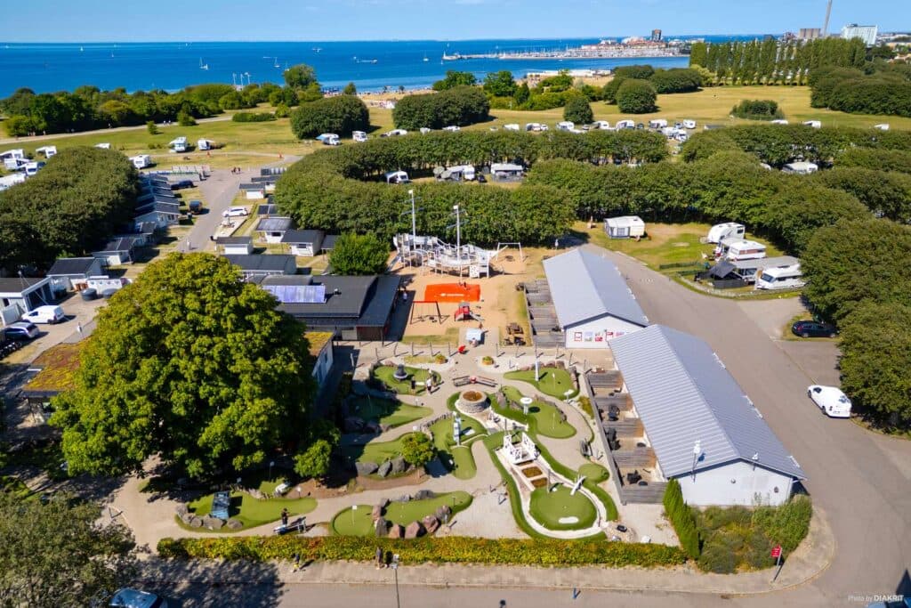 Översikt över receptionen, äventyrsgoilfen och campingområdet på Sibbarp Malmö