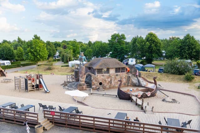 Lekplats med klätterställning för barn på First Camp Hasmark Strand