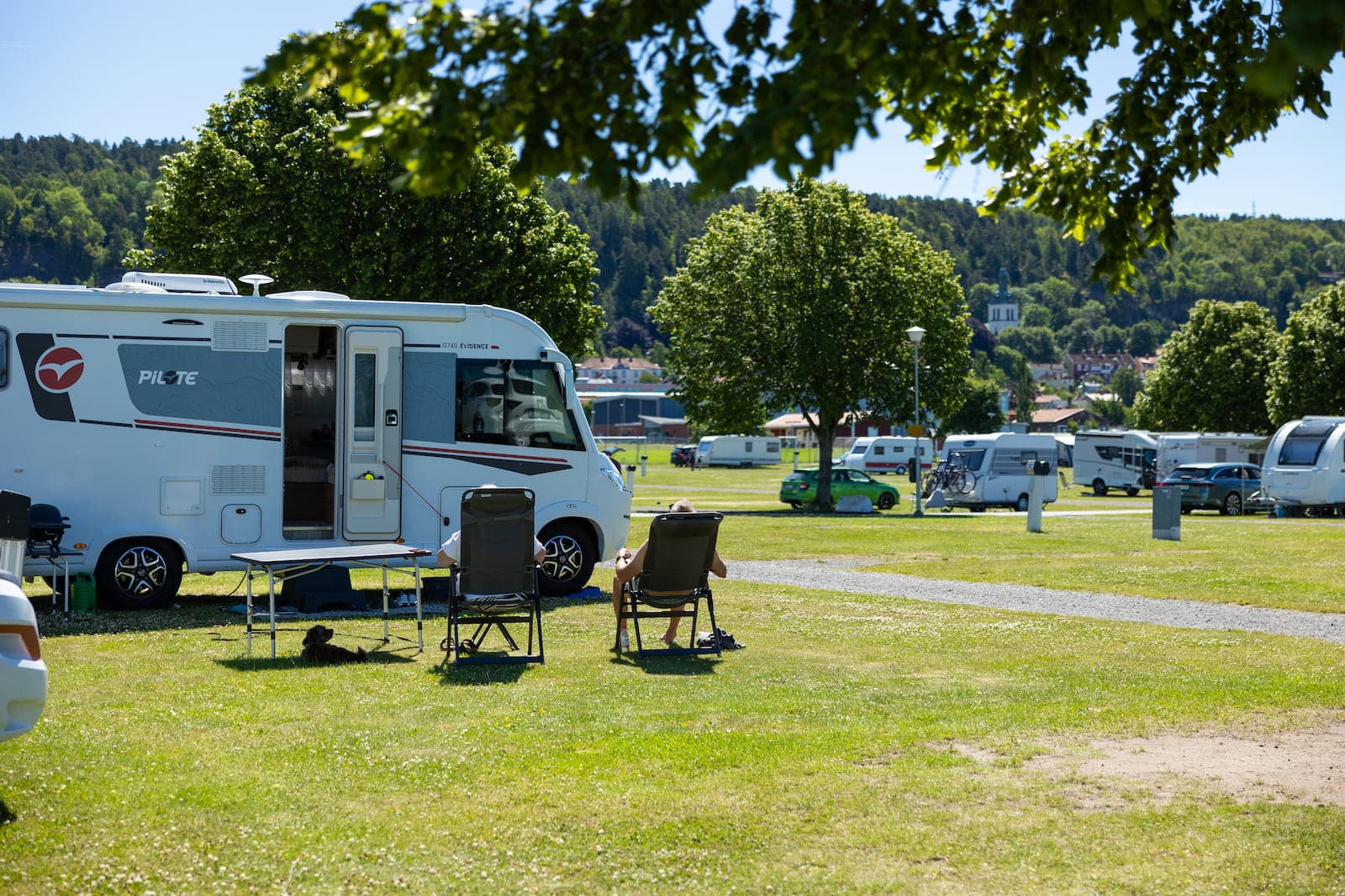 Rymliga husbilsplatser med el på campingen i Gränna