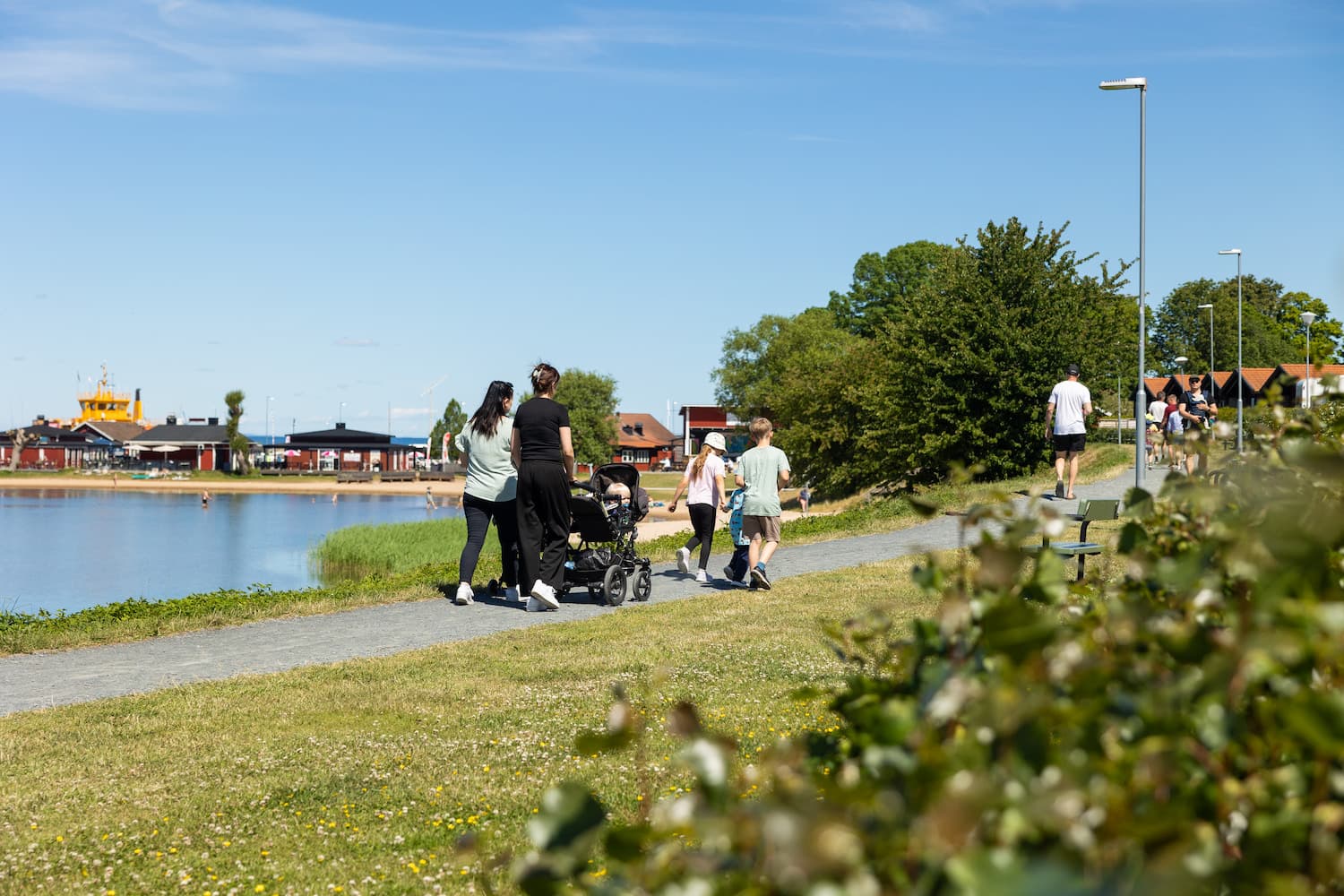 Strandpromenad genom campingen i Gränna