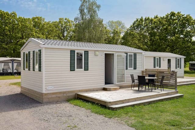 Bo i en stuga på Öland med solig altan och grönska runtom