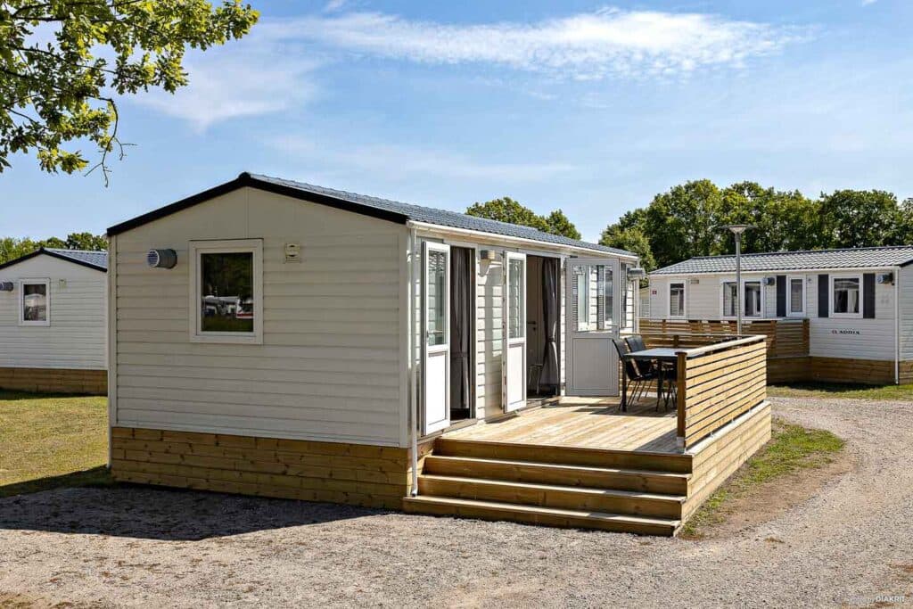 Stuga på Öland med mysig veranda och grönskande omgivning