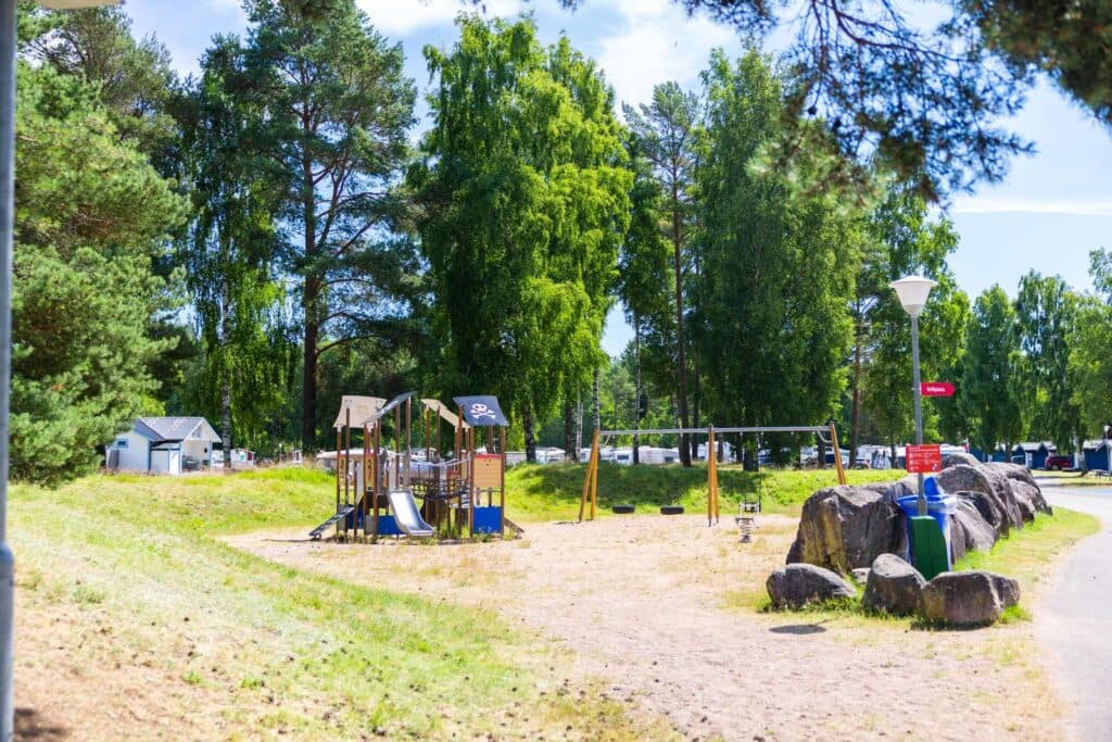 Överblick över lekplatsen på Skara Sommarland camping