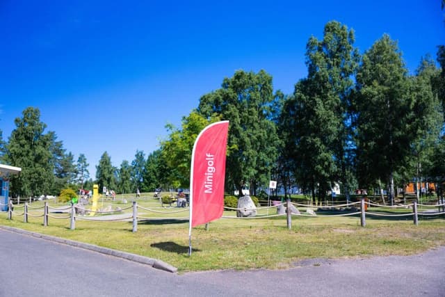 Skara Sommarland camping skylt in till minigolfen