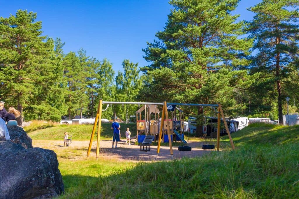 Lekplats med gungor och annat kul på Skara Sommarland camping