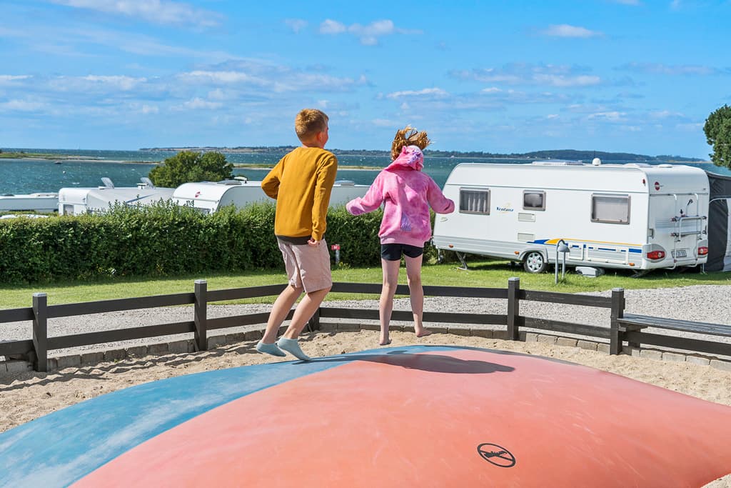 Campingplats i Danmark med havsutsikt och många aktiviteter för barn. First Camp Böjden