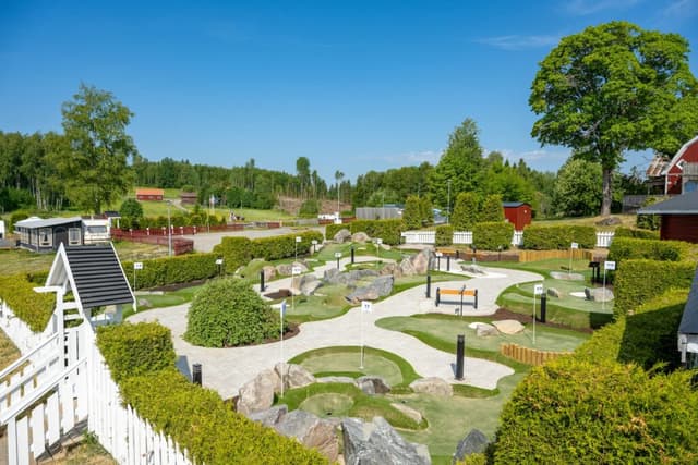 Närbild på minigolfbanan vid campingen Haganäset i Charlottenberg.
