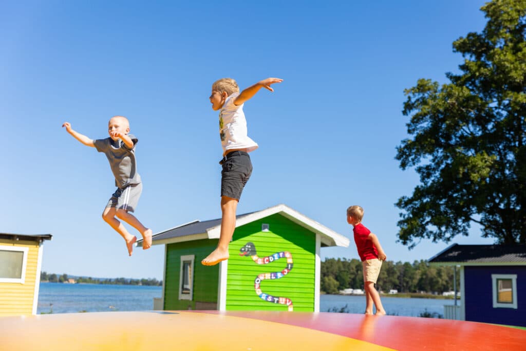 Sommarlek på hoppkudde på First Camp Vadstena - Vättern