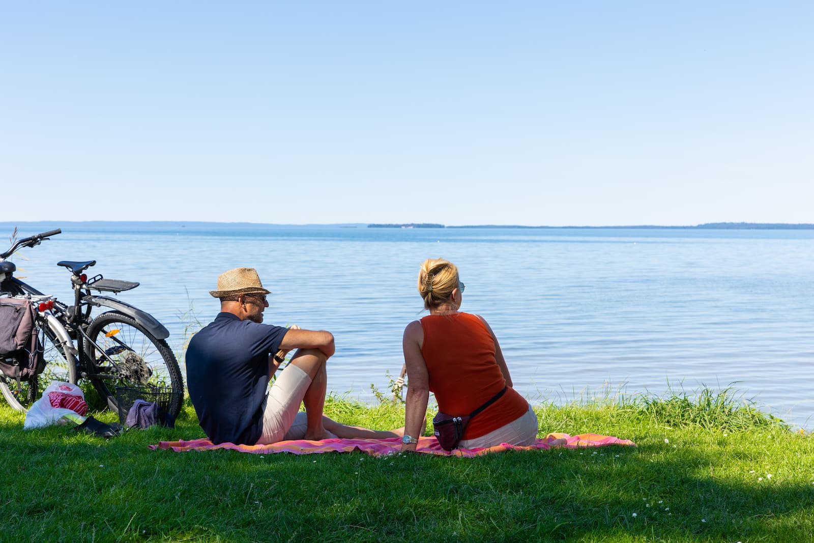 Sjönära aktiviteter och campingmys på First Camp Vadstena - Vättern