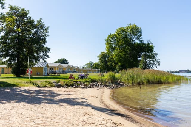 Badplats vid campingen på First Camp Vadstena - Vättern